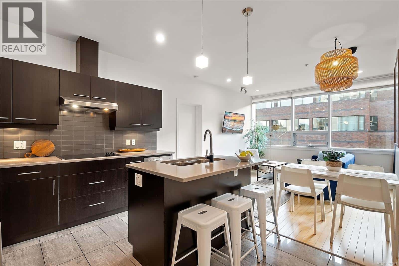 404 732 Broughton St — Victoria, British Columbia - Photo 5 of 25