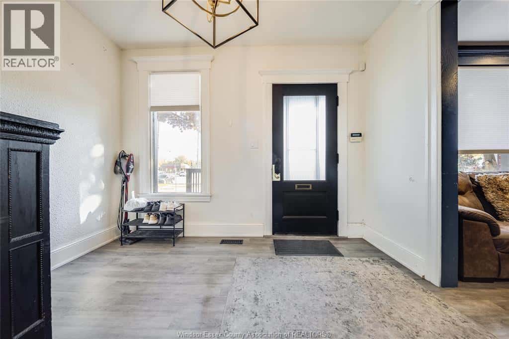 560 CHATHAM STREET — Windsor, Ontario - Photo 4 of 45