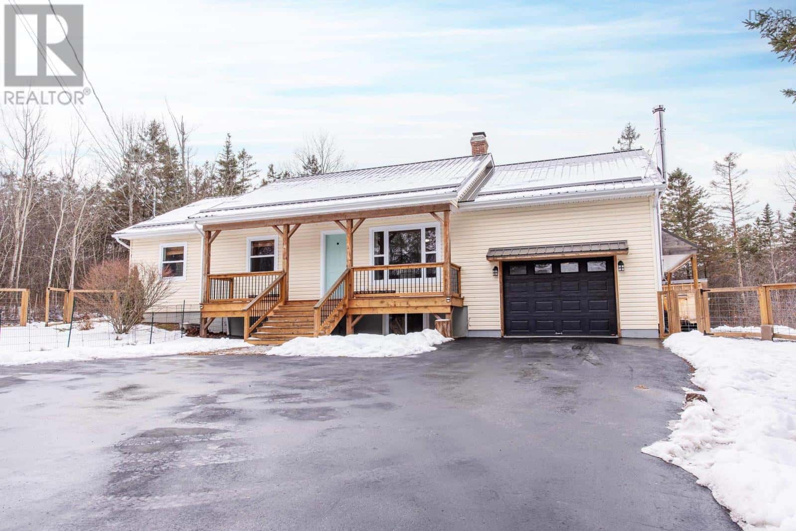 355 Oak Island Road — Avonport, Nova Scotia - Photo 2 of 32