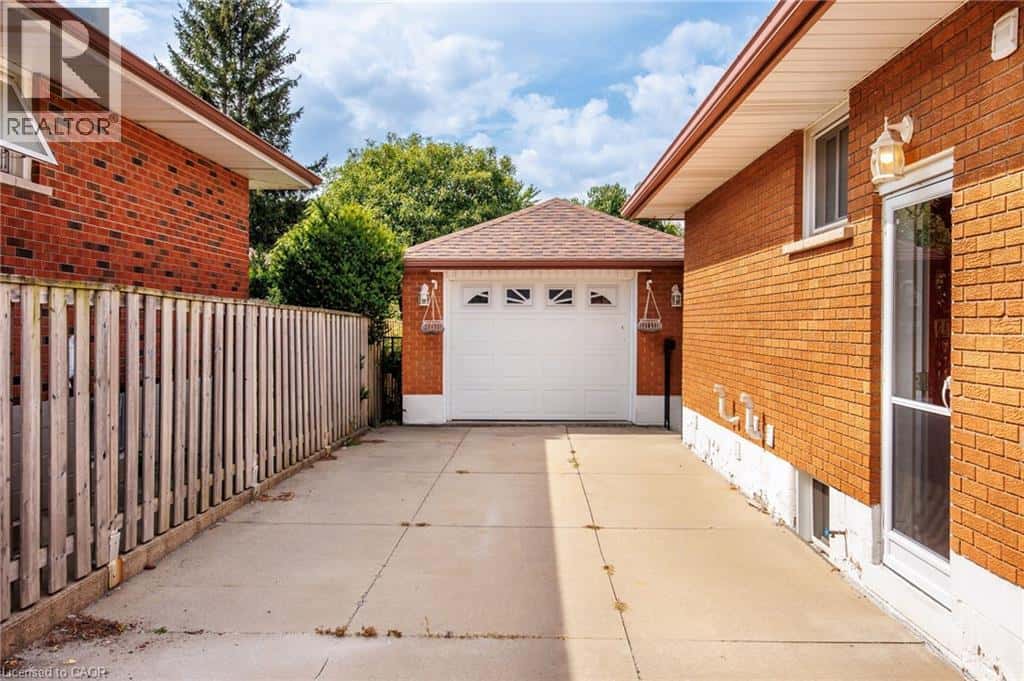 60 CHAMPLAIN Avenue — Hamilton, Ontario - Photo 4 of 36