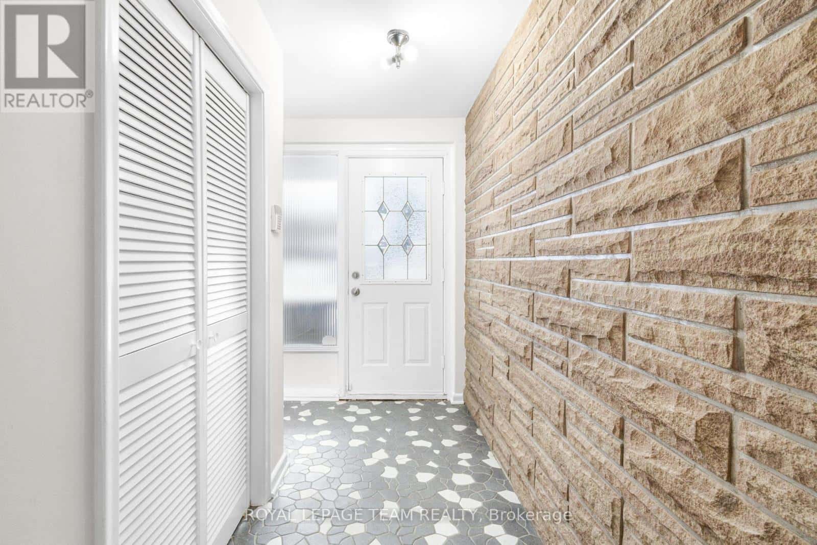 2358 MALONE CRESCENT — Ottawa, Ontario - Photo 5 of 50