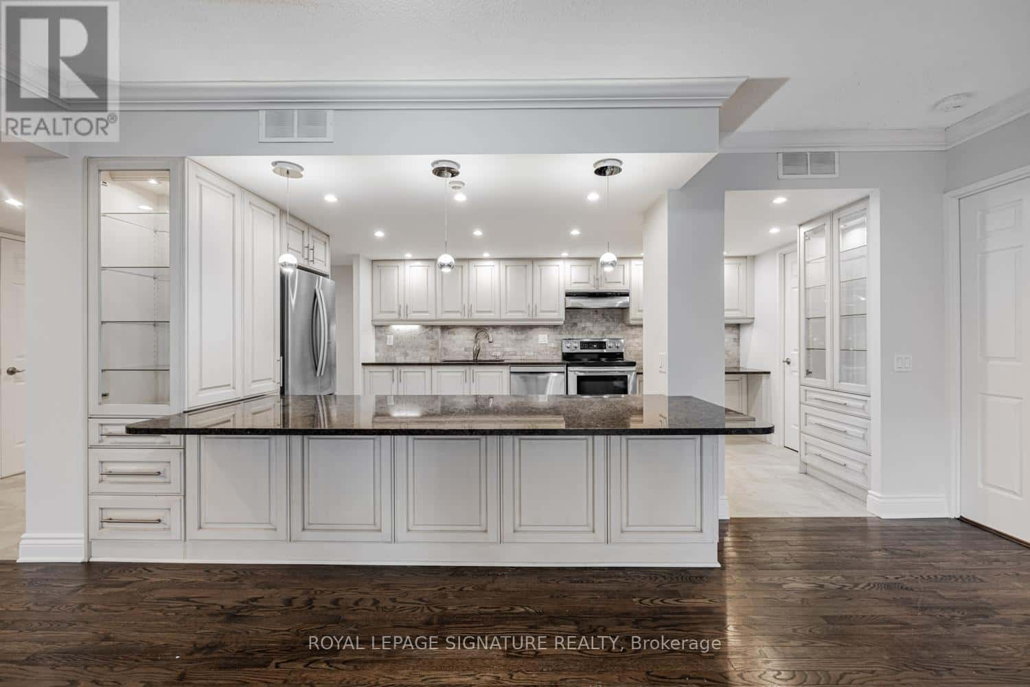 319 - 255 THE DONWAY W — Toronto (Banbury-Don Mills), Ontario - Photo 3 of 29