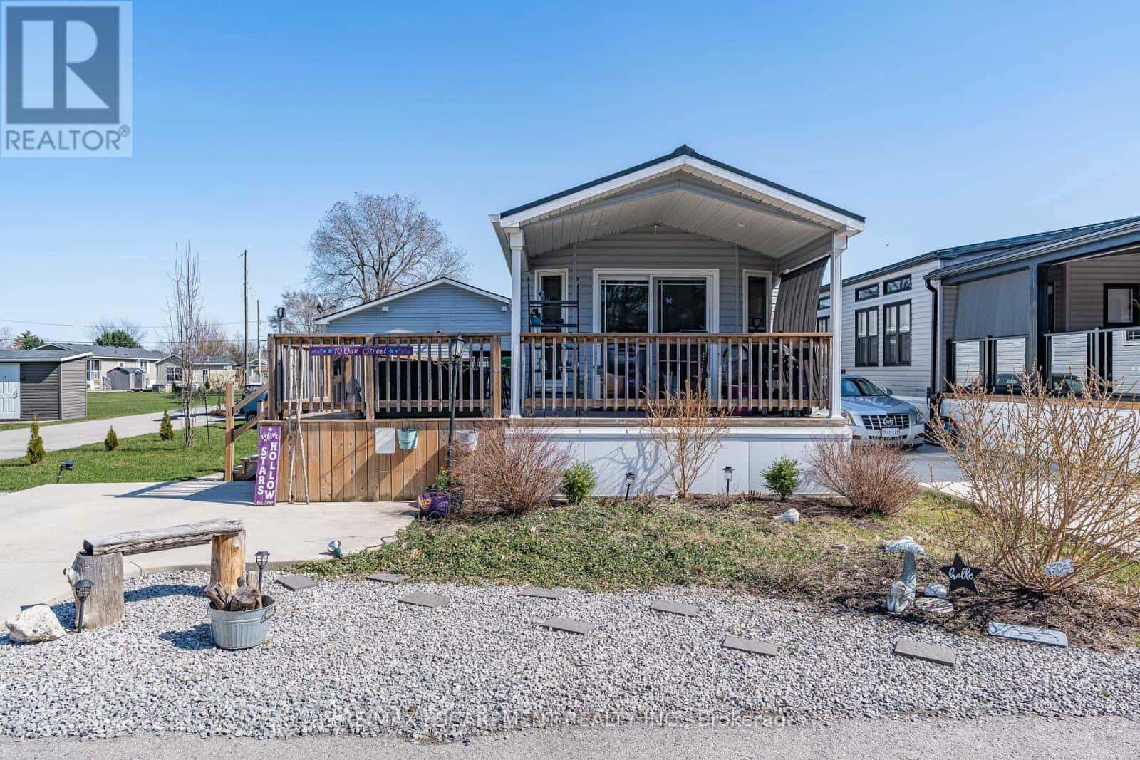 10 OAK STREET - 4449 MILBUROUGH LINE — Burlington, Ontario - Photo 3 of 27