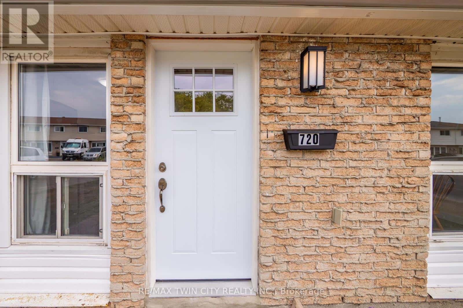 720 PARKVIEW CRESCENT — Cambridge, Ontario - Photo 4 of 42