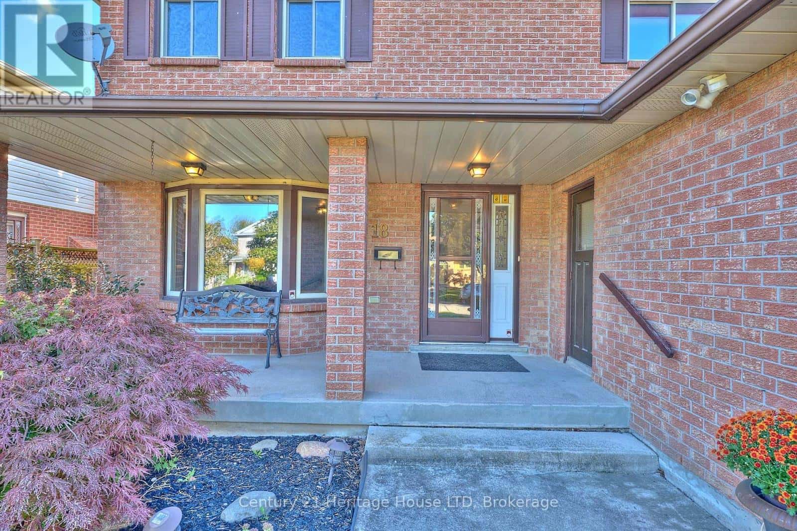 18 BASCARY CRESCENT — St. Catharines (Rykert/Vansickle), Ontario - Photo 4 of 40