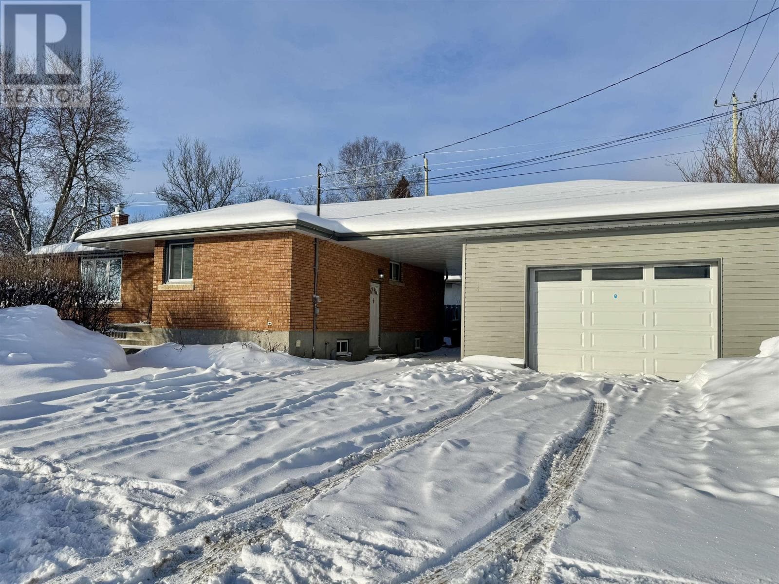 100 Robinson DR — Thunder Bay, Ontario - Main photo