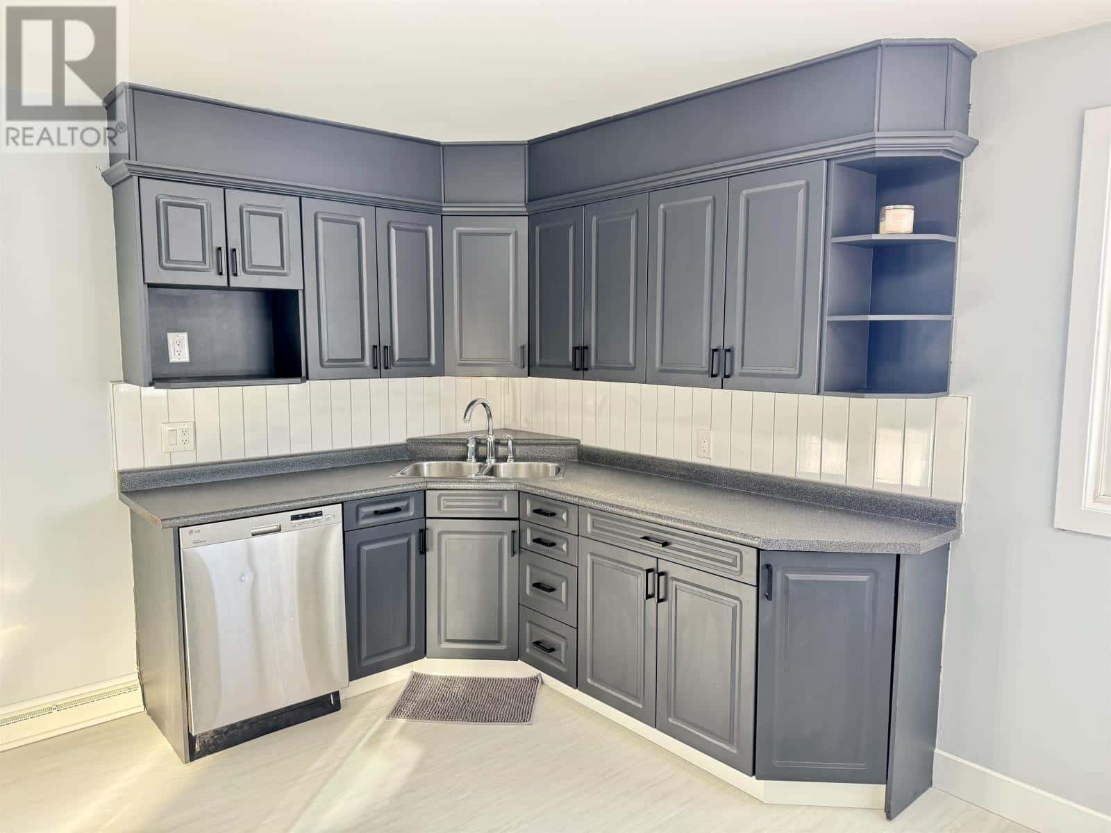 100 Robinson DR — Thunder Bay, Ontario - Photo 2 of 41