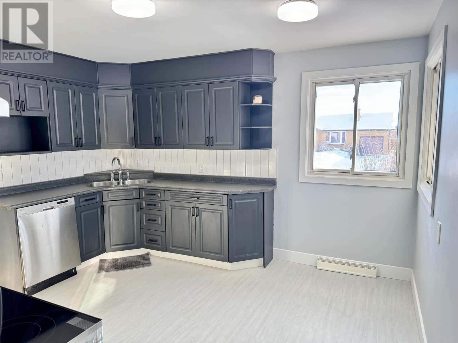 100 Robinson DR — Thunder Bay, Ontario - Photo 3 of 41