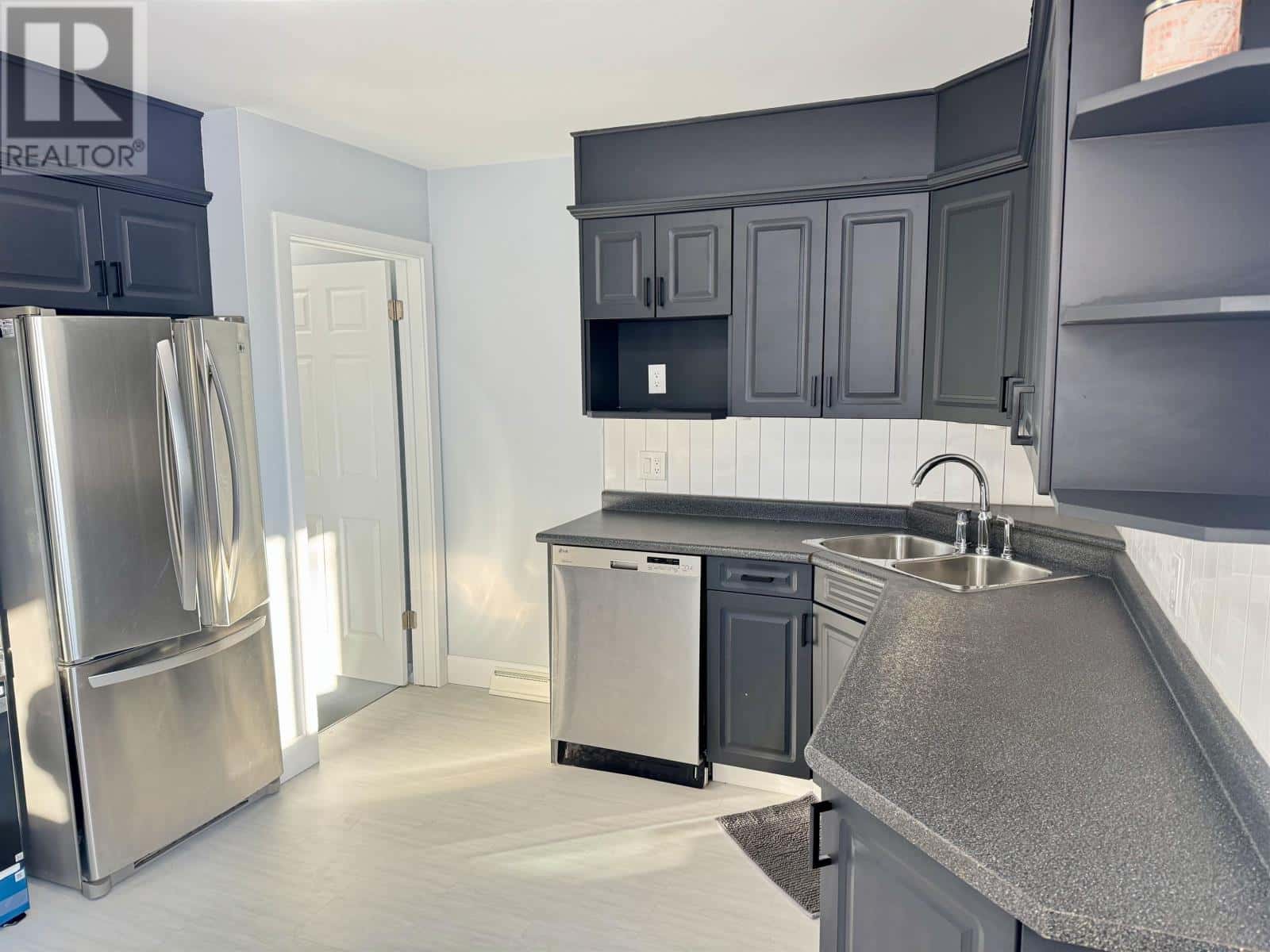 100 Robinson DR — Thunder Bay, Ontario - Photo 5 of 41