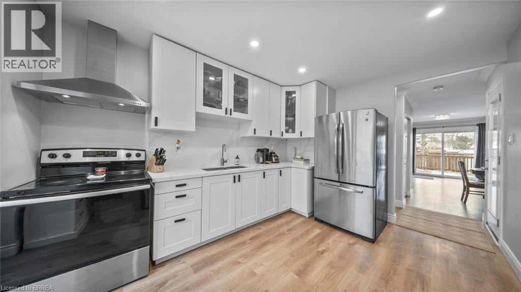 5 ENFIELD Crescent — Brantford, Ontario - Photo 5 of 31