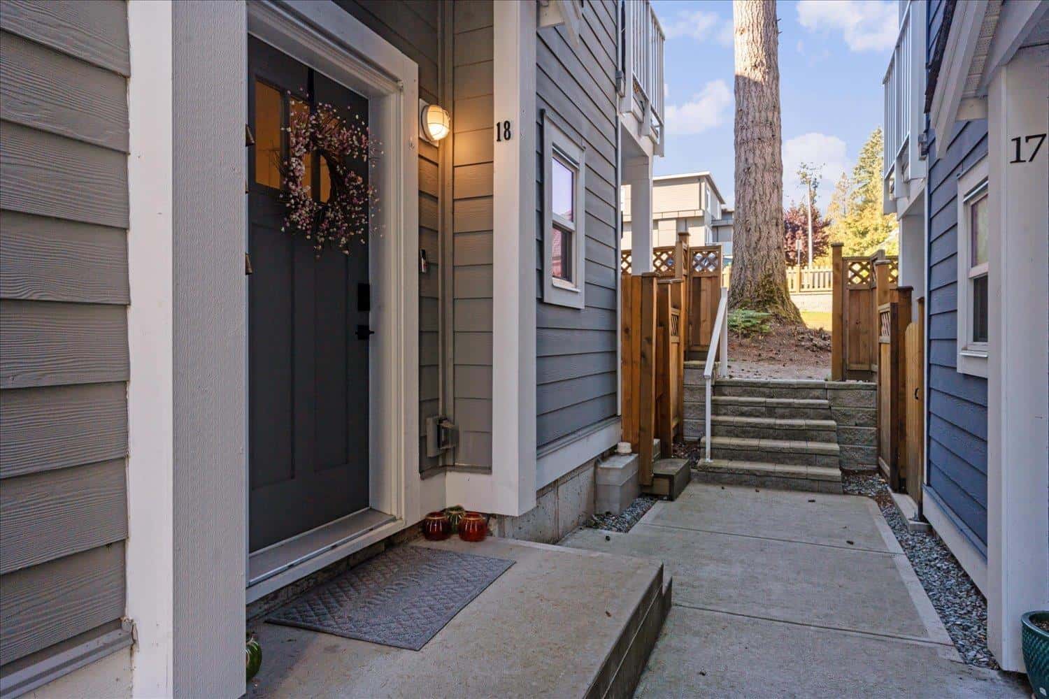 18 9762 182A STREET — Surrey, British Columbia - Photo 3 of 40