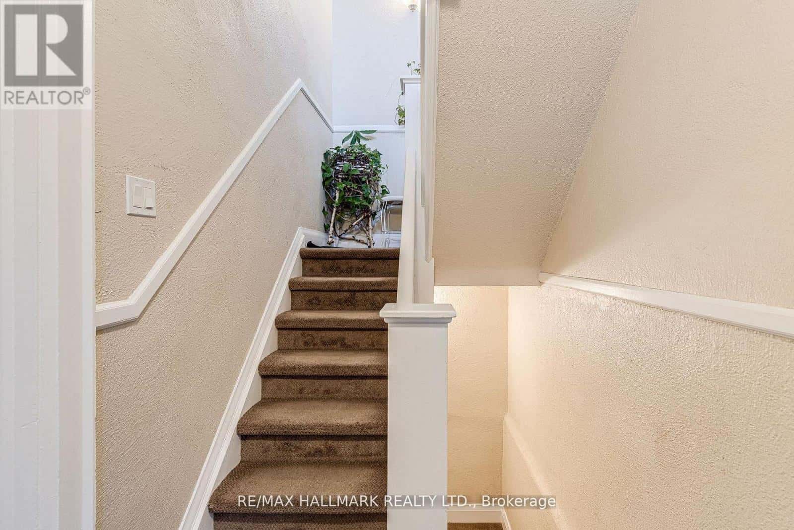 327 VAUGHAN ROAD — Toronto (Humewood-Cedarvale), Ontario - Photo 3 of 12