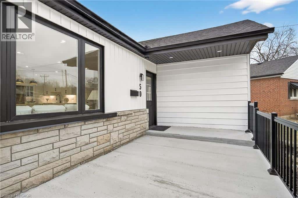 50 MOUNTAIN Avenue N — Stoney Creek, Ontario - Photo 3 of 49