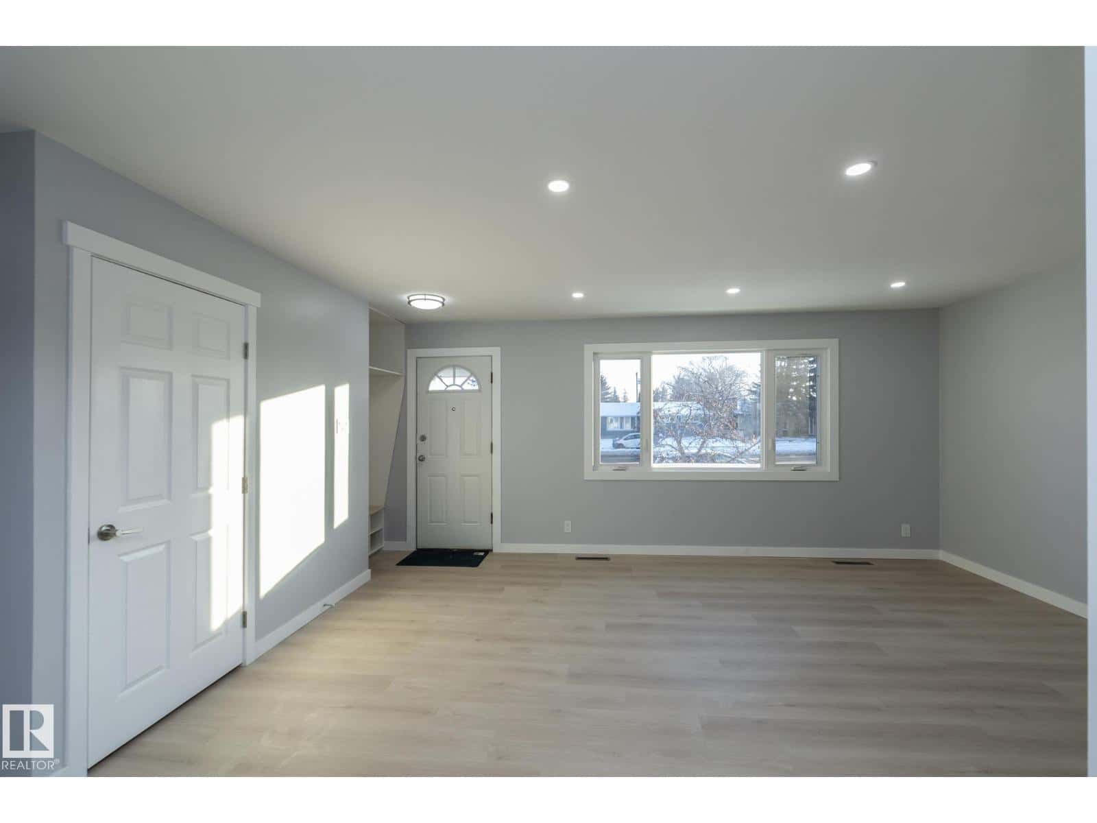 8008 159 ST NW — Edmonton, Alberta - Photo 4 of 61