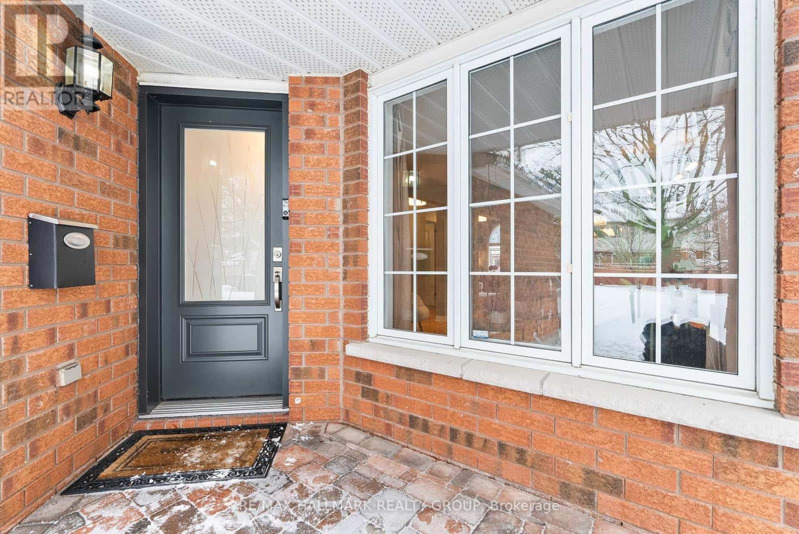 9 NEW DEIGHTON CRESCENT — Ottawa, Ontario - Photo 5 of 49