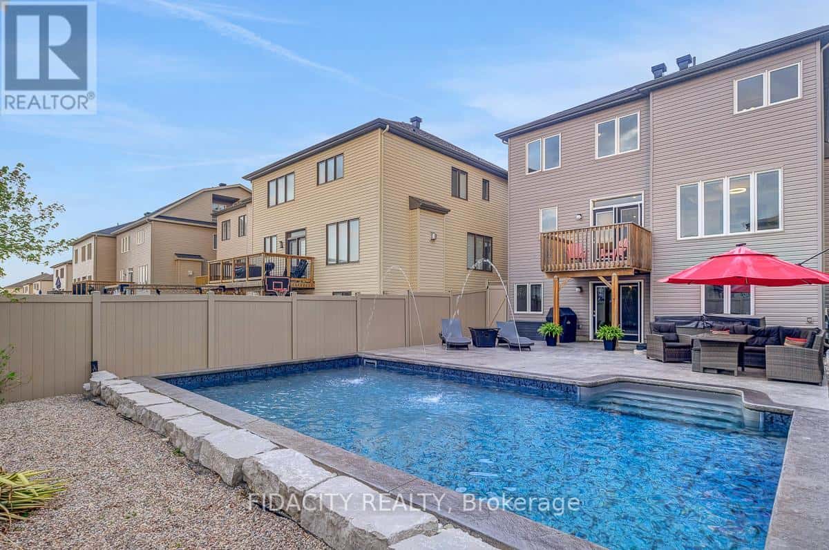 547 PARADE DRIVE — Ottawa, Ontario - Photo 2 of 45