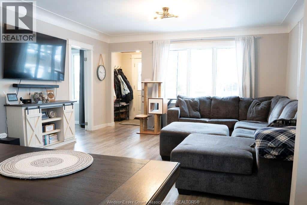 2334 Highland — Windsor, Ontario - Photo 4 of 39