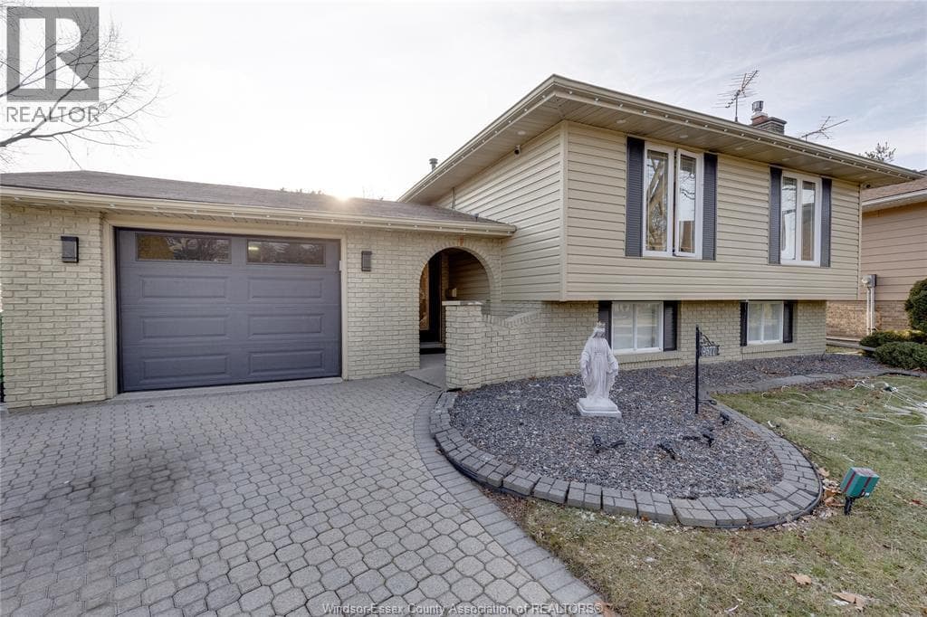 9577 MIDFIELD CRESCENT — Windsor, Ontario - Main photo