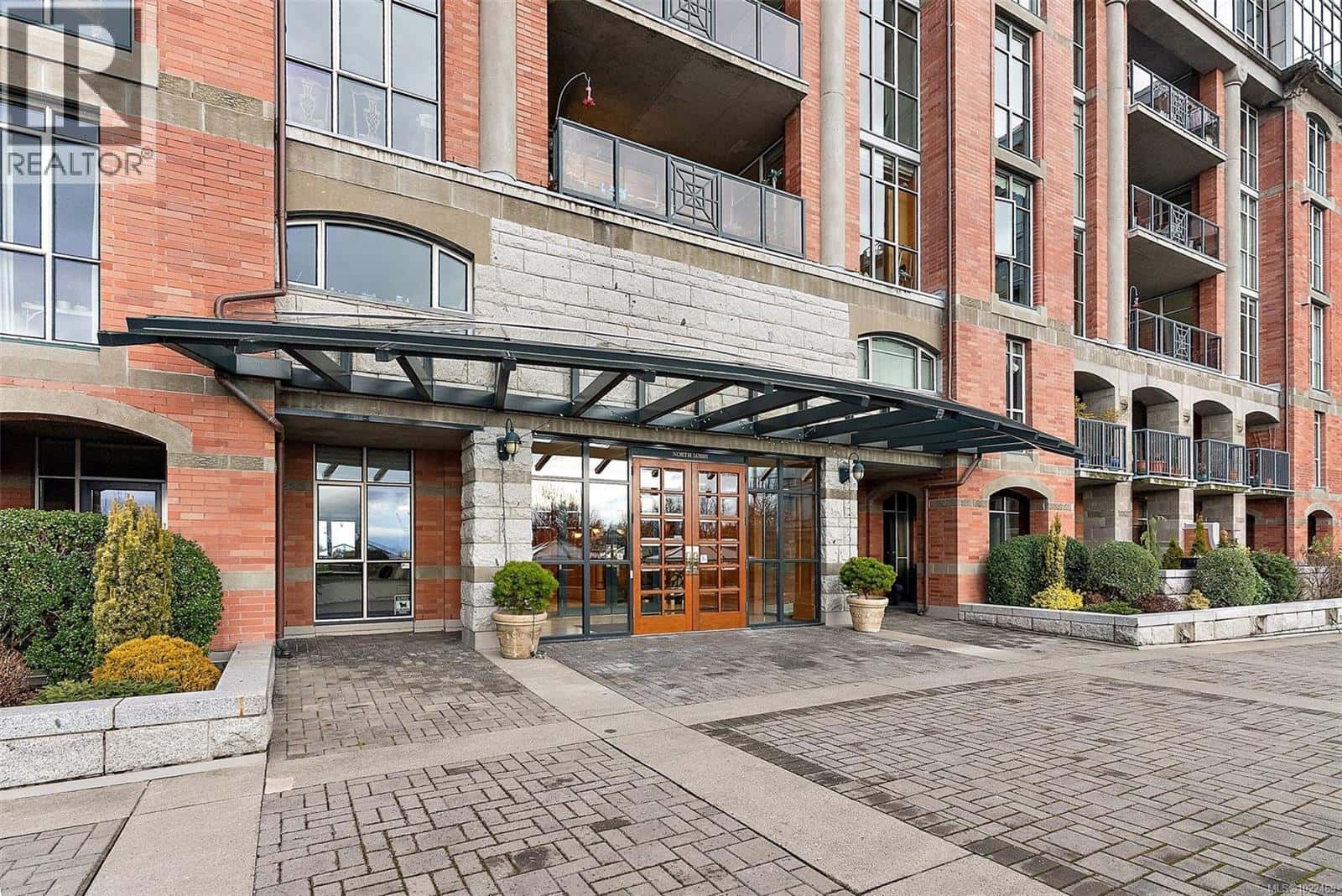 330 21 Dallas Rd — Victoria, British Columbia - Photo 2 of 29