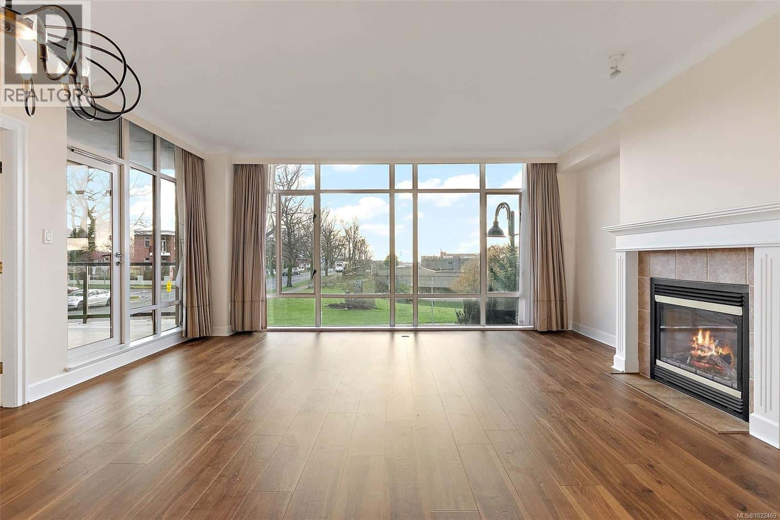 330 21 Dallas Rd — Victoria, British Columbia - Photo 4 of 29