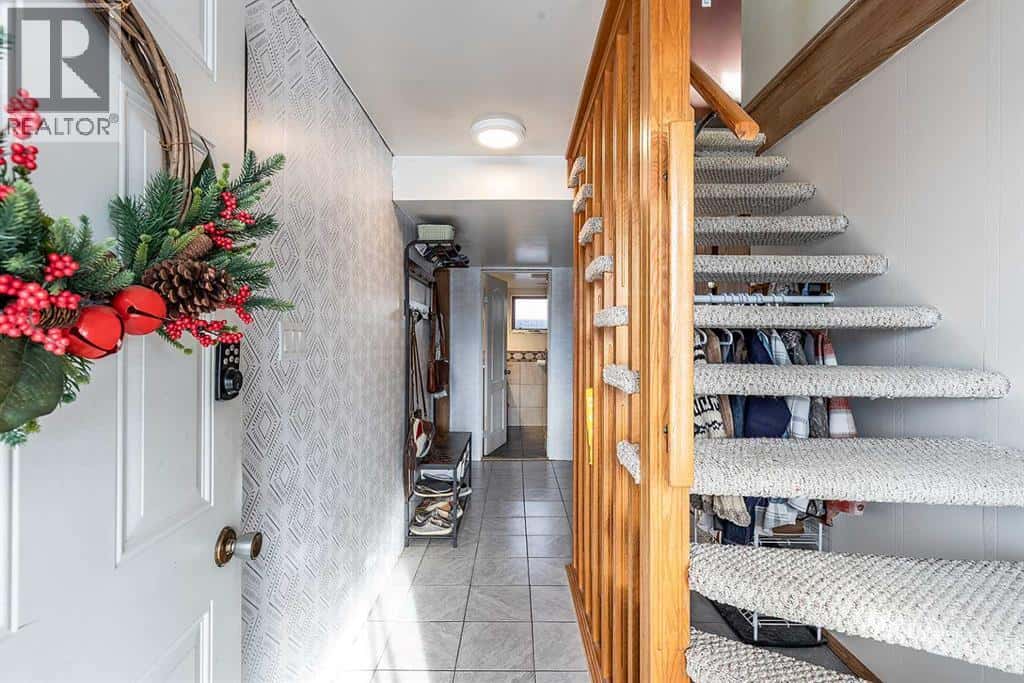 446 4 Street NW — Medicine Hat, Alberta - Photo 3 of 43