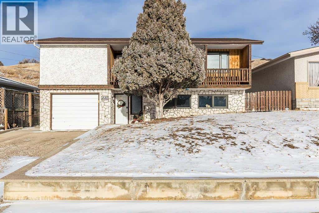 446 4 Street NW — Medicine Hat, Alberta - Photo 2 of 43