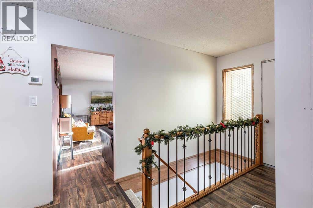 446 4 Street NW — Medicine Hat, Alberta - Photo 4 of 43