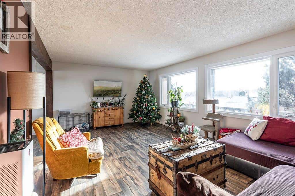 446 4 Street NW — Medicine Hat, Alberta - Photo 5 of 43