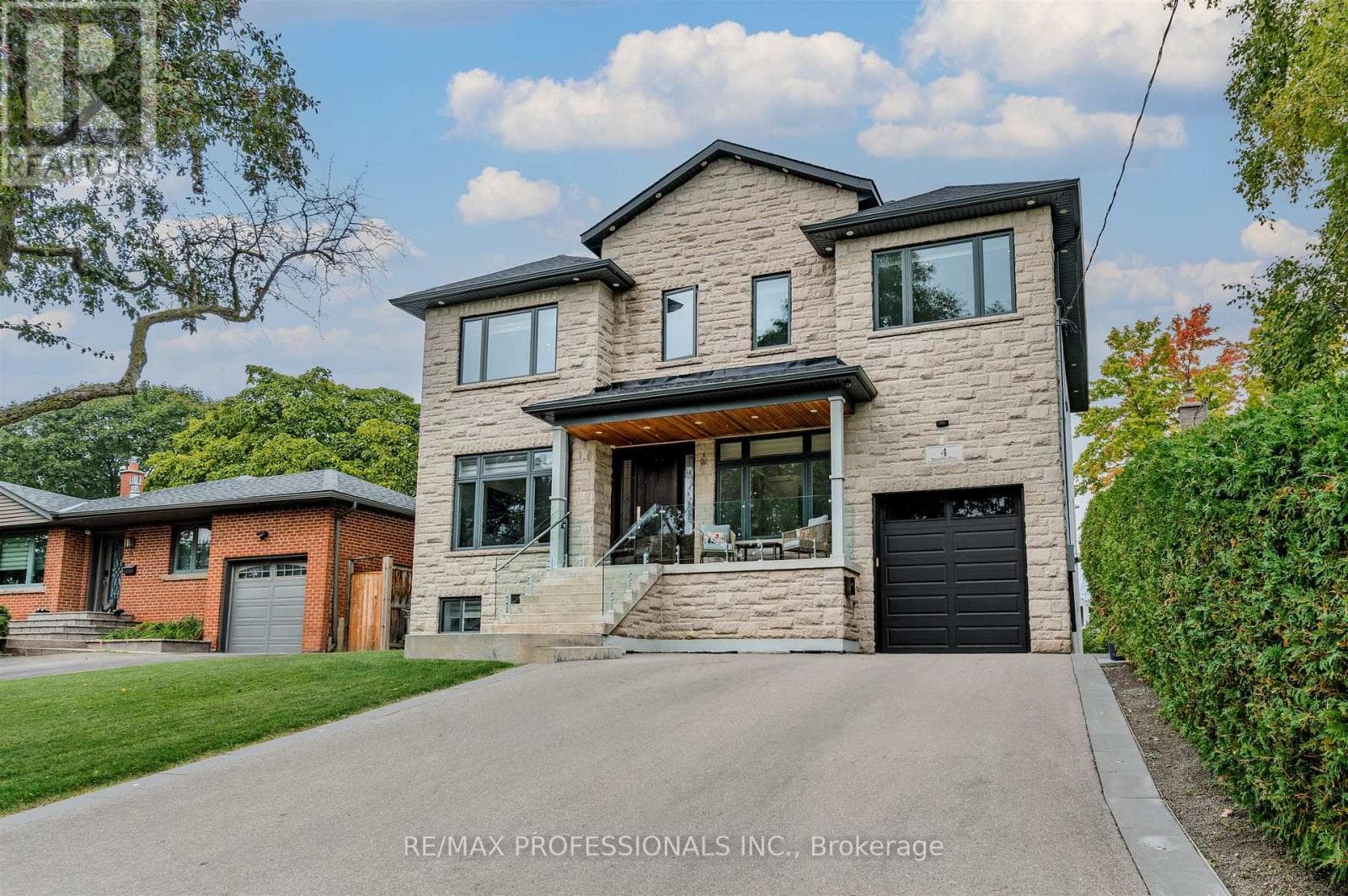 4 DUNROBIN DRIVE — Toronto (Princess-Rosethorn), Ontario - Main photo