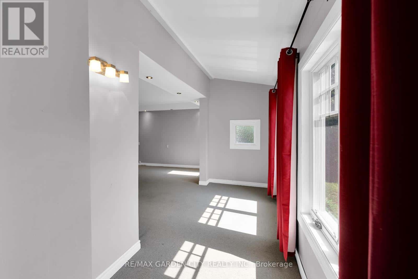 126 MOUNTAIN ROAD — Grimsby (Grimsby Escarpment), Ontario - Photo 3 of 30