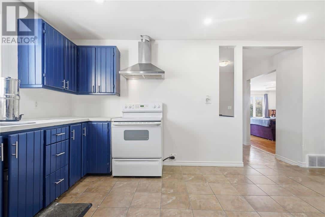 277 Notre Dame Street — Azilda, Ontario - Photo 4 of 22