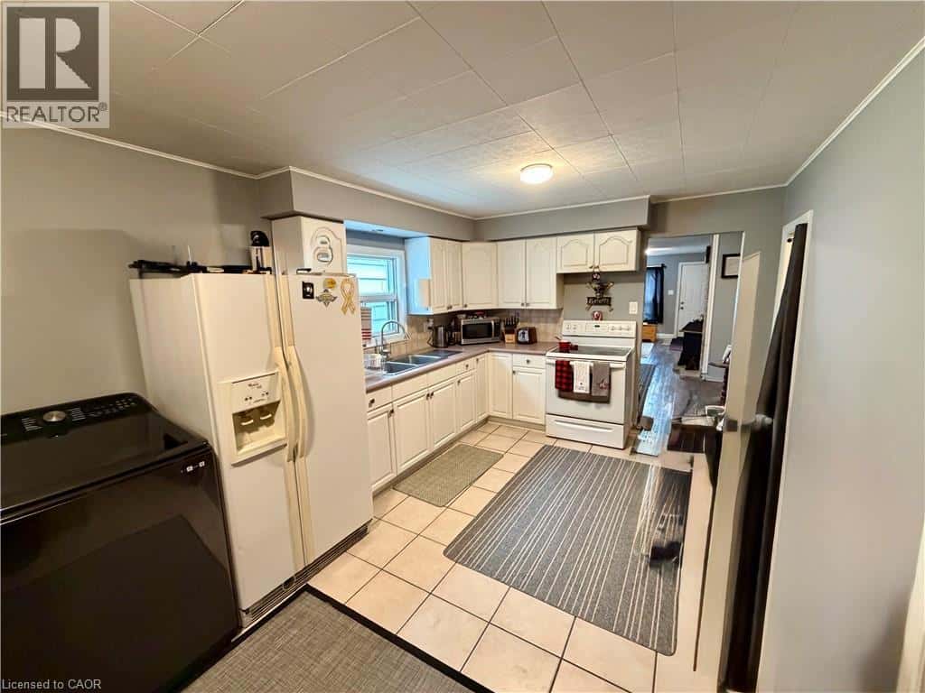 92 EAST 24TH Street — Hamilton, Ontario - Photo 5 of 11