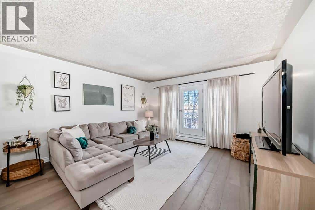 10, 1813 25 Avenue SW — Calgary, Alberta - Photo 3 of 13