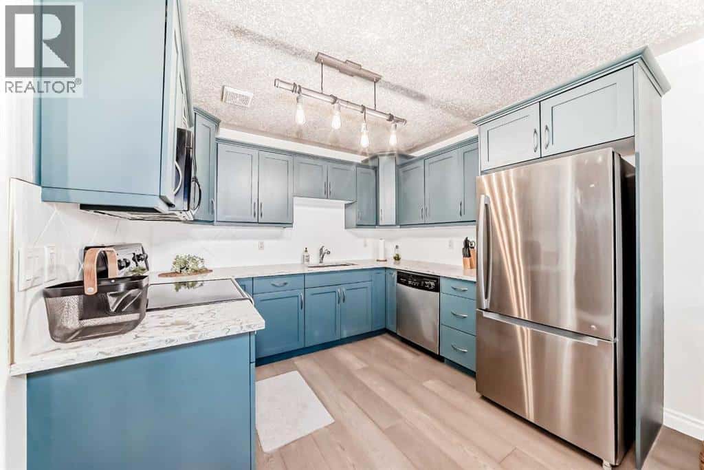 10, 1813 25 Avenue SW — Calgary, Alberta - Photo 2 of 13