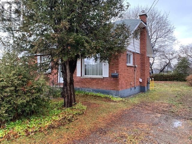 5 Maple Street — Sault Ste. Marie, Ontario - Main photo