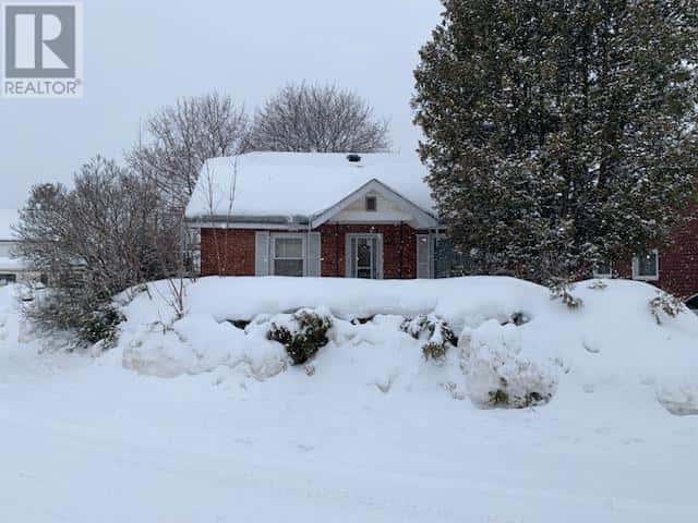 5 Maple Street — Sault Ste. Marie, Ontario - Photo 4 of 28