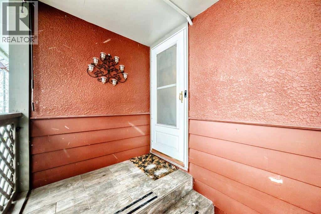 5923 Thorncliffe Drive NW — Calgary, Alberta - Photo 3 of 48