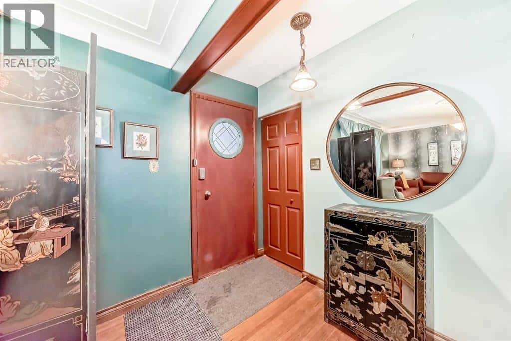 5923 Thorncliffe Drive NW — Calgary, Alberta - Photo 4 of 48