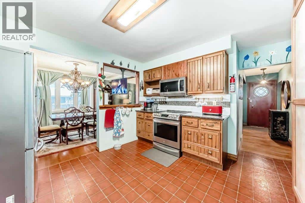 5923 Thorncliffe Drive NW — Calgary, Alberta - Photo 5 of 48