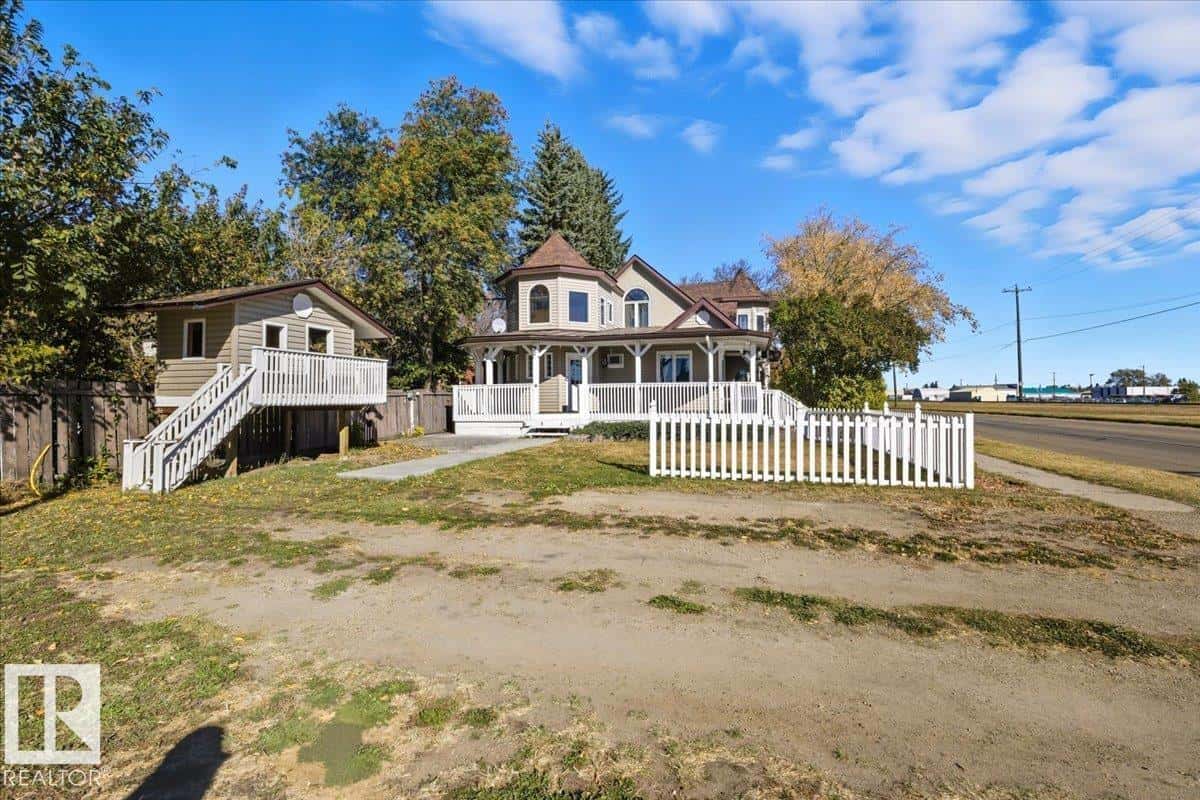 5001 42 AV — Wetaskiwin, Alberta - Photo 5 of 48