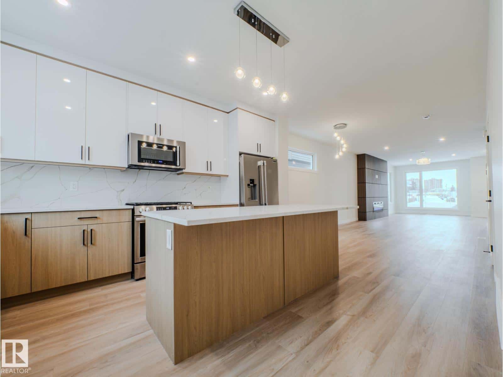 8713 149 ST NW — Edmonton, Alberta - Photo 5 of 59