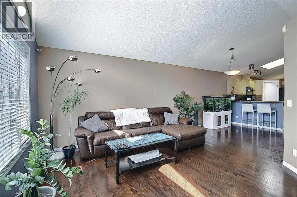 1 Prestwick Mount SE — Calgary, Alberta - Photo 4 of 34