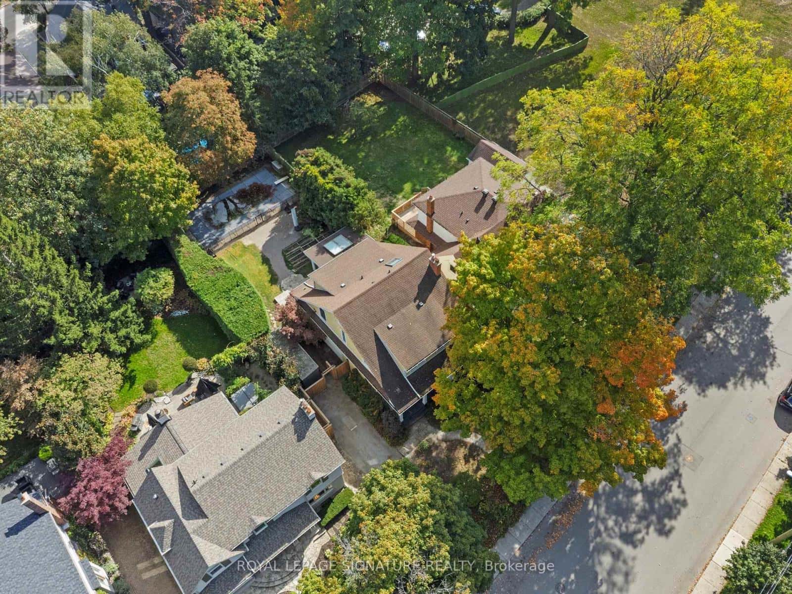 324 SPRUCE STREET — Oakville (OO Old Oakville), Ontario - Photo 2 of 12