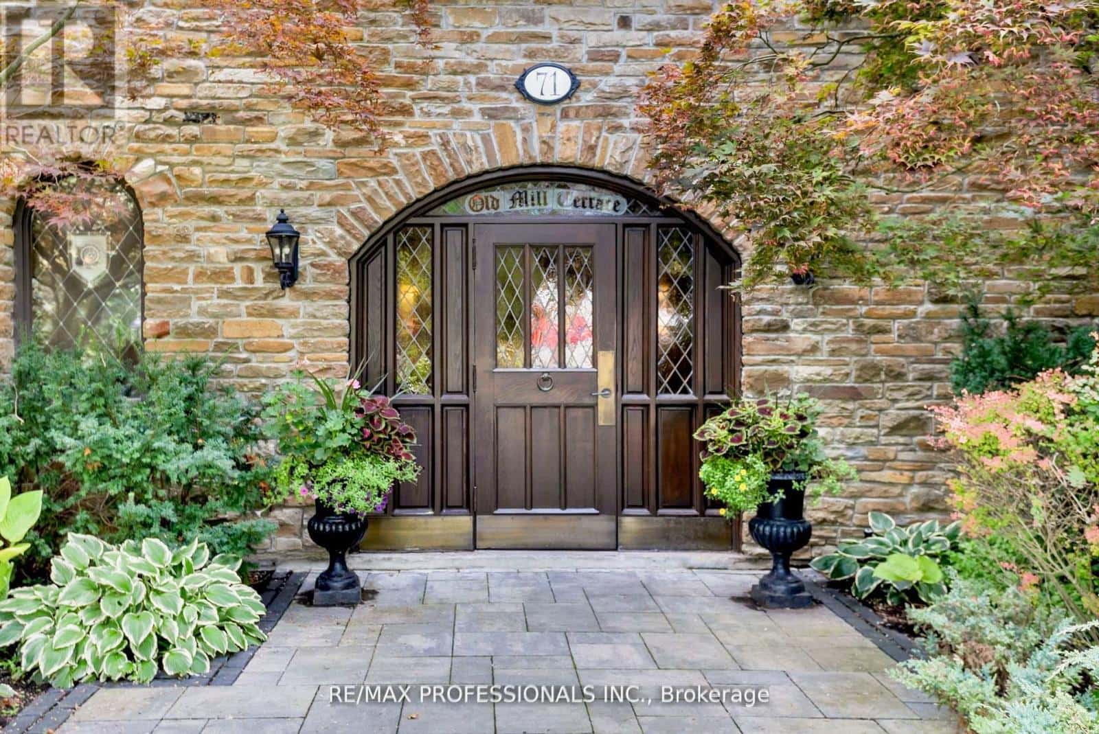 304 - 71 OLD MILL ROAD — Toronto (Kingsway South), Ontario - Photo 3 of 37