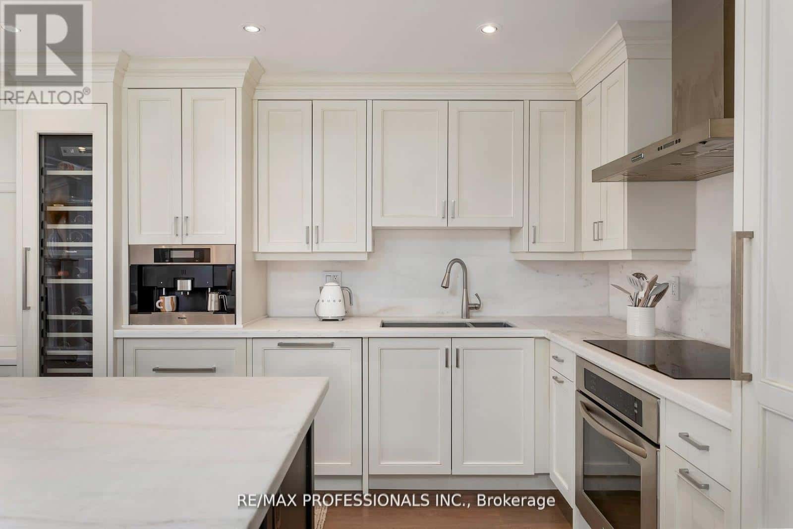 304 - 71 OLD MILL ROAD — Toronto (Kingsway South), Ontario - Photo 4 of 37