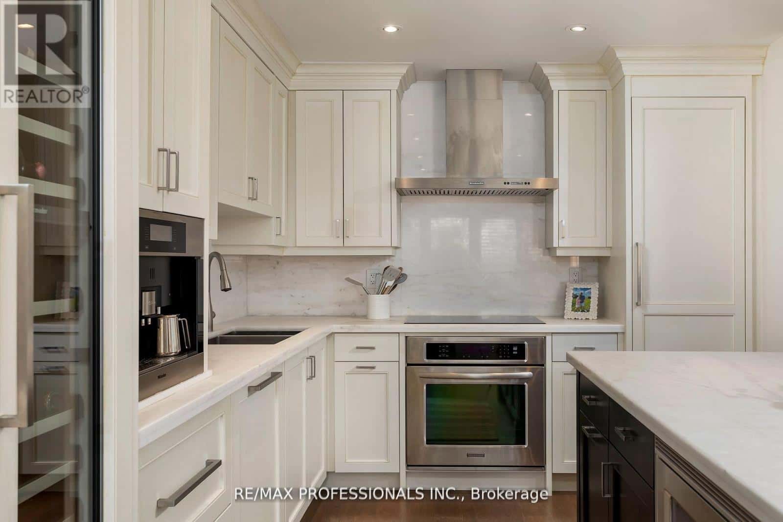 304 - 71 OLD MILL ROAD — Toronto (Kingsway South), Ontario - Photo 5 of 37