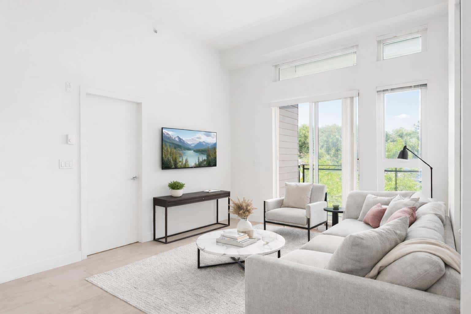 410 13919 FRASER HIGHWAY — Surrey, British Columbia - Photo 2 of 32