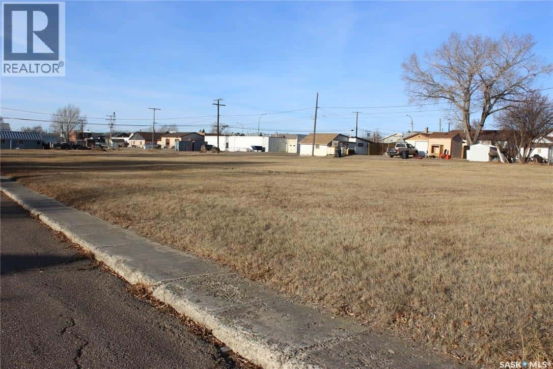 253 2nd AVENUE E — Shaunavon, Saskatchewan - Photo 2 of 14