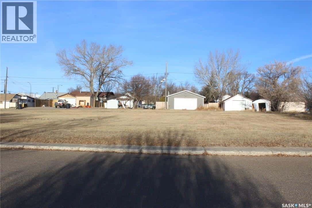 253 2nd AVENUE E — Shaunavon, Saskatchewan - Photo 3 of 14