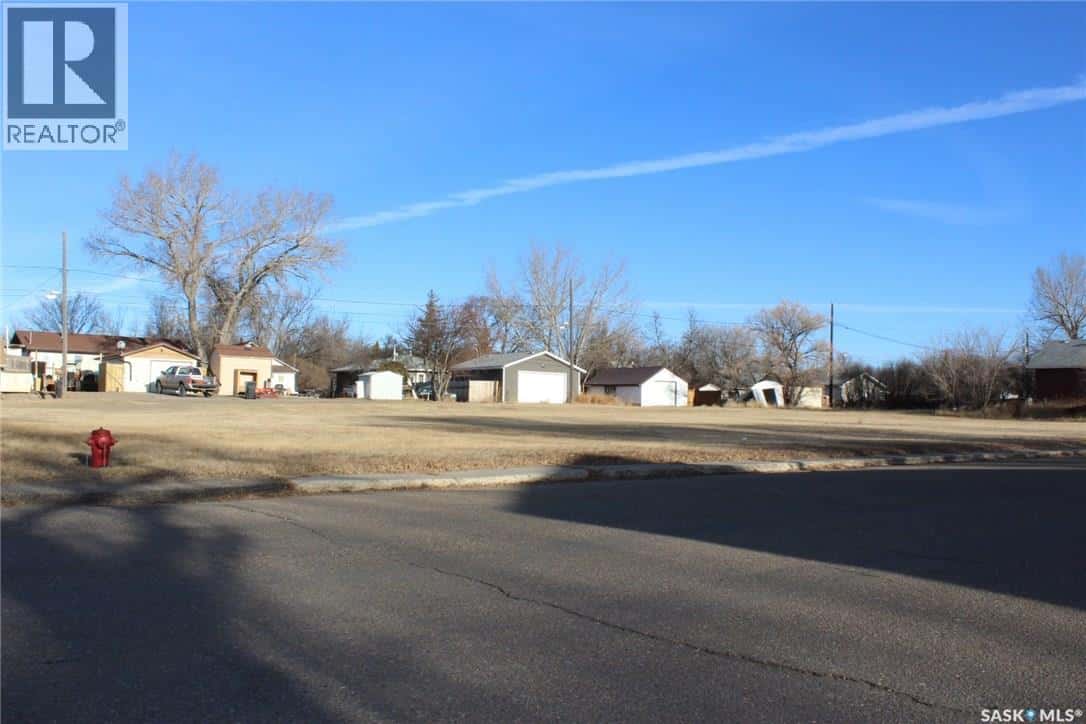 253 2nd AVENUE E — Shaunavon, Saskatchewan - Photo 5 of 14